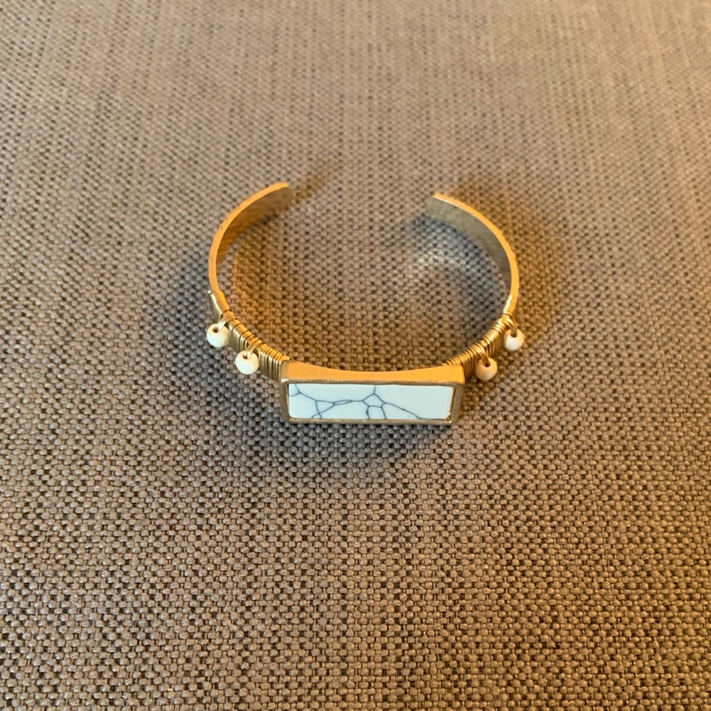 🟢 Gold and Howlite Cuff Bracelet